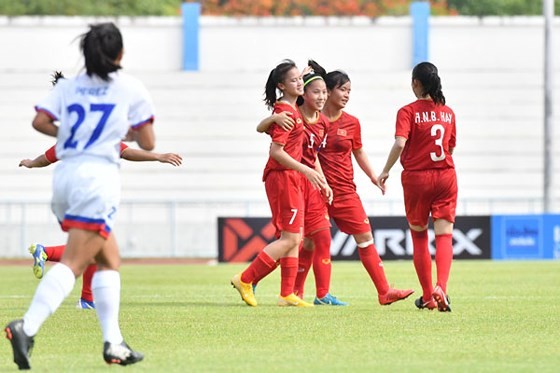 Đồng đội chia vui cùng Nhật Lan (7) sau khi ghi bàn thắng