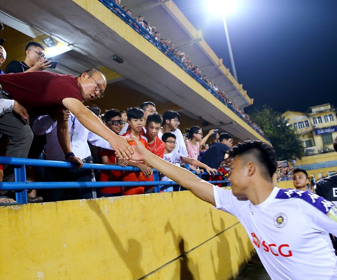 HLV Park Hang-seo nhoài người bắt tay Thành Chung trong một trận đấu tại V-League 2019