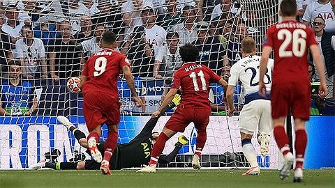 Mohamed Salah mở tỷ số cho Liverpool trước Tottenham.