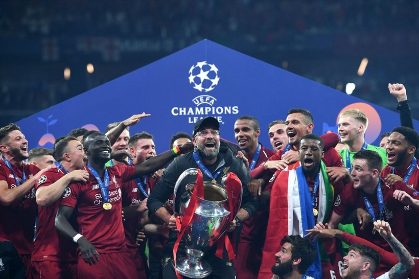 Dàn sao Liverpool òa khóc nâng cao chiếc cúp Champions League danh giá