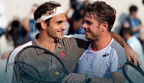 Federer (trái) nhận lời chúc mừng từ người bạn Wawrinka sau trận đấu