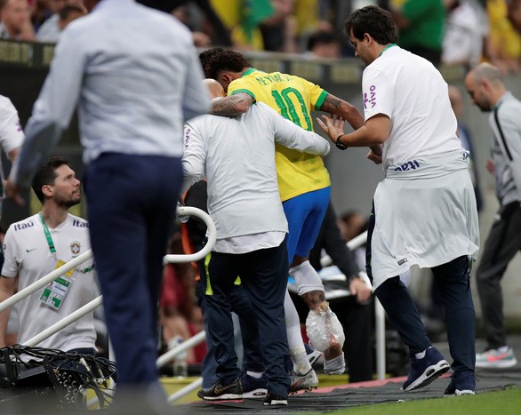 Neymar được dìu ra sân sau chấn thương