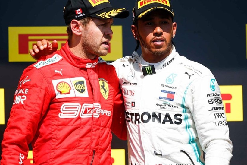 Sebastian Vettel (trái) và Lewis Hamilton (phải) đứng trên bục nhận giải.