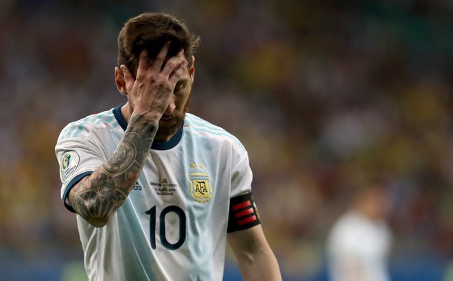 Messi ôm mặt thất vọng, Argentina khởi đầu Copa America bằng một thảm họa