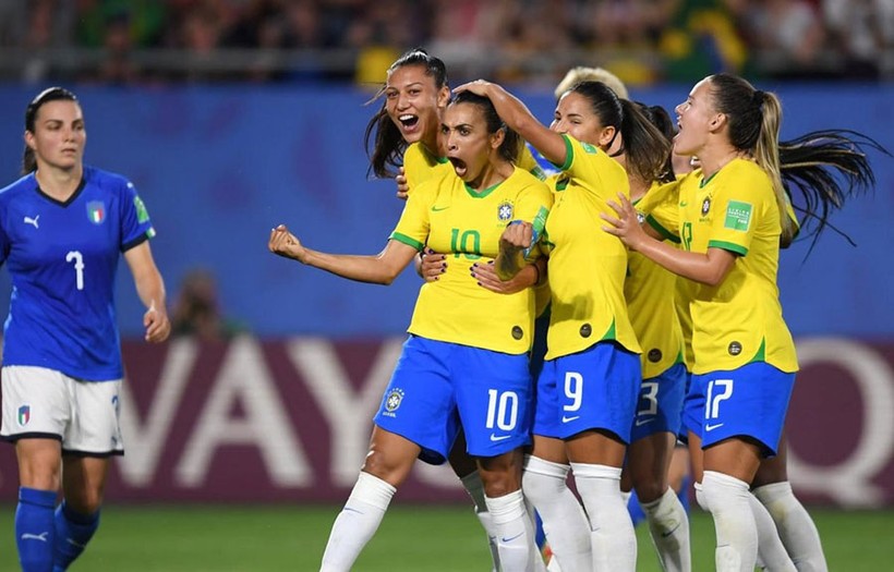 Marta (số 10) giúp Brazil đánh bại Italia