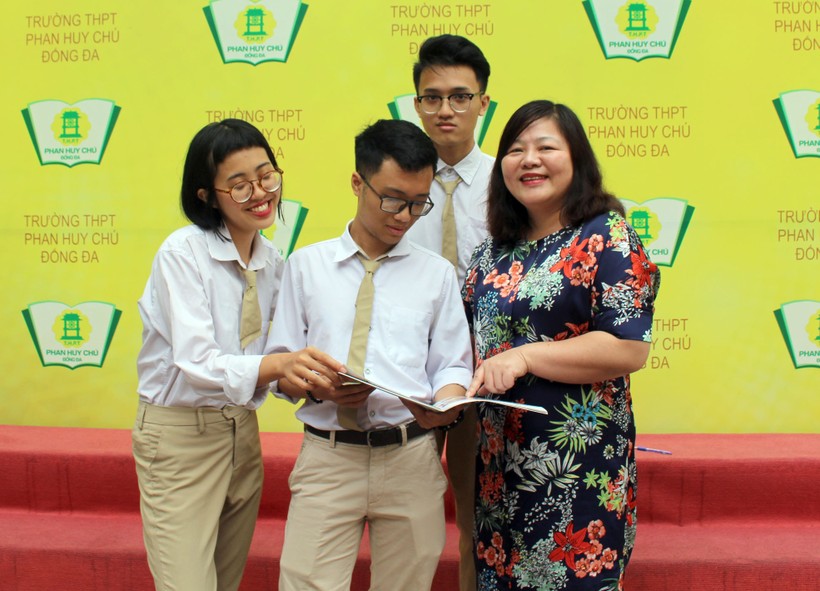 Phó Hiệu trưởng Cô Cao Thanh Nga chia sẻ kỹ năng học tiếng Anh với các em học sinh