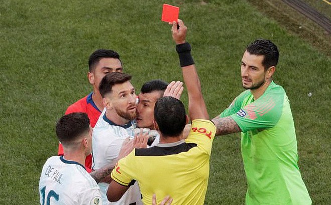Messi nhận thẻ đỏ, Argentina vẫn vượt qua nỗi ám ảnh lịch sử