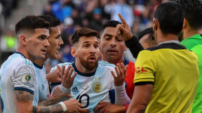 Với những phát biểu chỉ trích nặng nề về giải Copa America, siêu sao Messi (giữa) đang đối mặt án phạt rất nặng từ CONMEBO