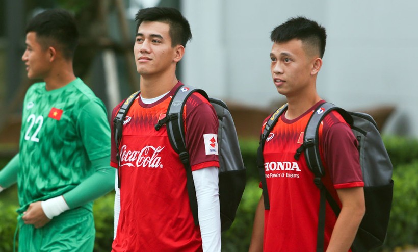 Tiến Linh (trái) là cầu thủ giàu kinh nghiệm nhất ở đợt tập trung này.