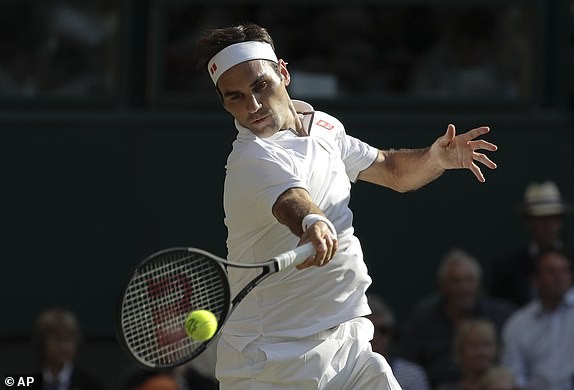 Federer thể hiện đẳng cấp của "ông vua sân cỏ"