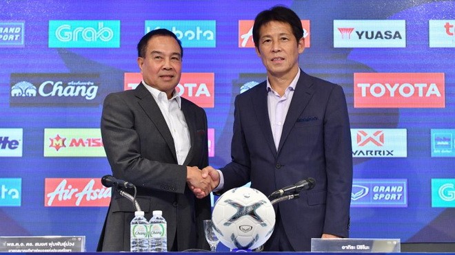 HLV Akira Nishino (phải) và Chủ tịch Liên đoàn bóng đá Thái Lan