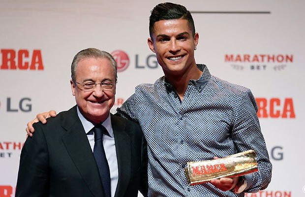 Ronaldo nhận danh hiệu Marca Legend từ tay chủ tịch Perez của Real