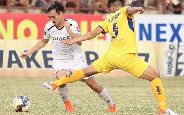 Tình huống Văn Toàn bị đốn ngã trong vòng cấm ở vòng 20 V-League gây tranh cãi
