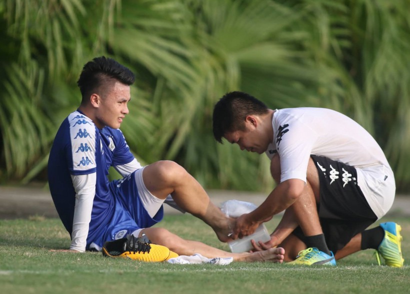 Lứa kế cận của Quang Hải, Đức Chinh không đạt kỳ vọng nên ngôi sao của Hà Nội FC phải tiếp tục "cày ải".