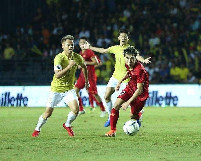 Văn Toàn từng chứng tỏ anh nhanh hơn các hậu vệ Thái Lan tại King"s Cup hồi tháng 6