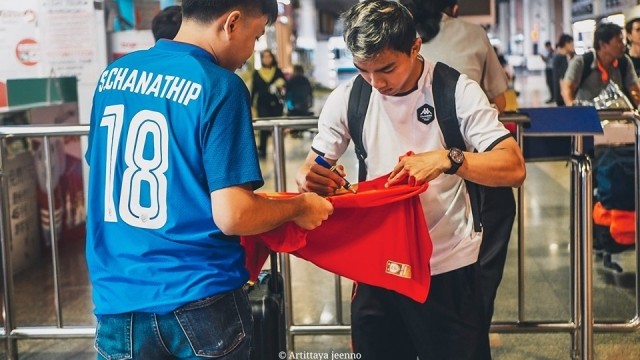 Chanathip Songkrasin ký tặng người hâm mộ sau khi trở về từ Nhật Bản. Ảnh: Siamsport