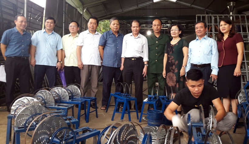 Các thành viên Hội đồng thẩm định tại cơ sở sản xuất máy ruôi sắn củ tươi TS08 khu 8 xã Võ Lao, huyện Thanh Ba, tỉnh Phú Thọ.