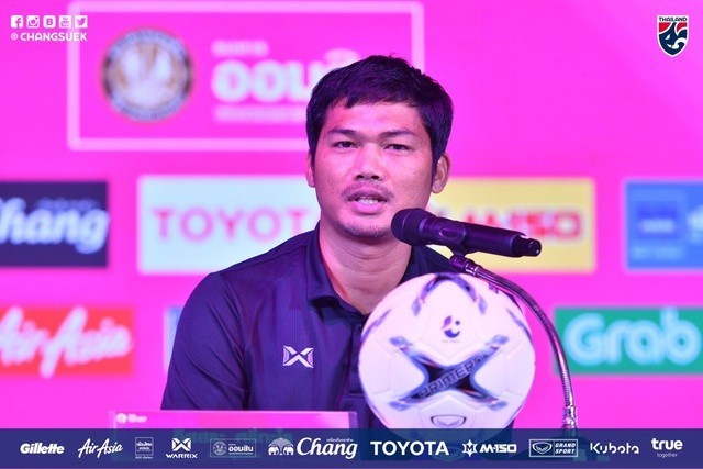 HLV U19 Thái Lan - Issara Sritaro tại buổi họp báo Bangkok Cup 2019.