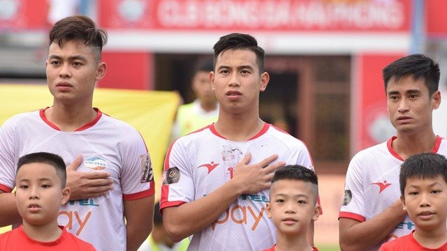 Việt Phong (giữa) bất ngờ được triệu tập lên đội tuyển Việt Nam.