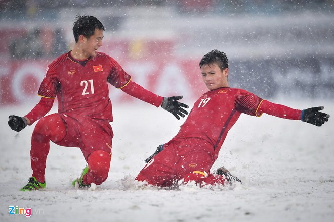 Quang Hải (phải) ăn mừng bàn thắng lịch sử vào lưới U23 Uzbekistan tại Thường Châu, Trung Quốc hồi năm ngoái.