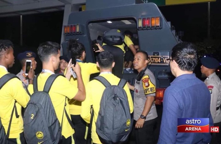 ĐT Malaysia rời sân trên xe bọc thép