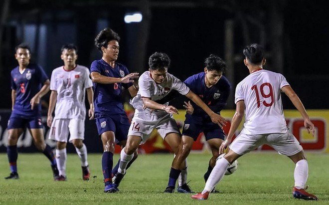 Sau trận thắng Thái Lan thì U19 Việt Nam (áo trắng) đã không thể làm nên bất ngờ trước Hàn Quốc ở trận chung kết.