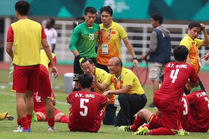 HLV Park Hang-seo cùng các cầu thủ U23 Việt Nam trong cuộc đối đầu UAE tại ASIAD 18