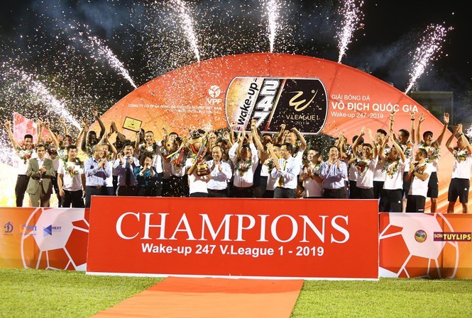 CLB bóng đá Hà Nội nâng Cup vô địch V-League 2019