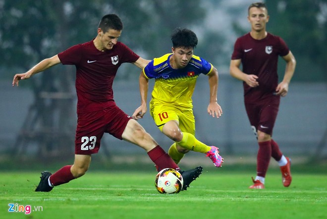 Huỳnh Công Đến (áo vàng) là một trong những tài năng của PVF khoác áo U19 Việt Nam ở trận giao hữu với U19 Sarajevo ít ngày trước.