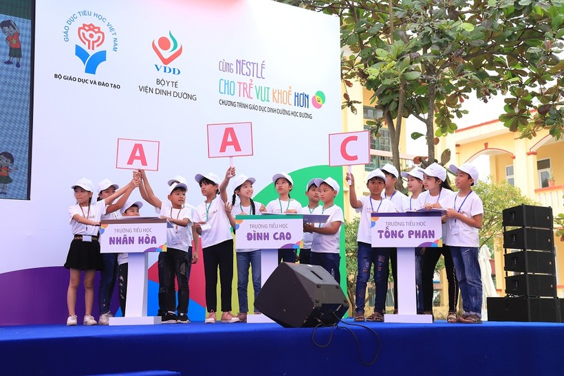 Các em học sinh 05 trường tiểu học tỉnh Hưng Yên thể hiện kiến thức dinh dưỡng và vận động thể lực trong hoạt động giao lưu giữa các trường trên sân khấu