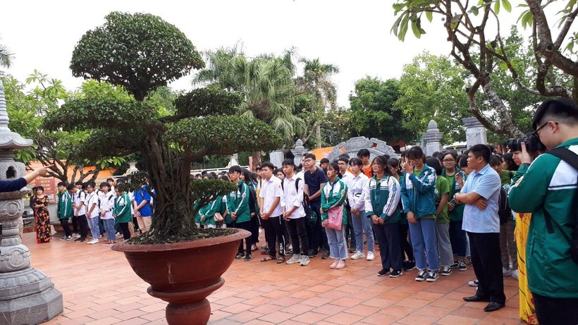 Các em học sinh lắng nghe thuyết minh về cuộc đời và sự nghiệp của Trạng Trình Nguyễn Bỉnh Khiêm