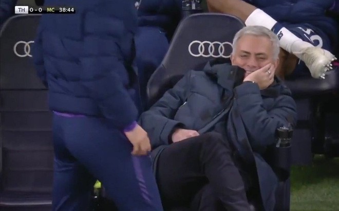 Ngạo nghễ cười trước quả 11m, Mourinho “nhấn chìm” Pep và Man City vào nỗi tuyệt vọng