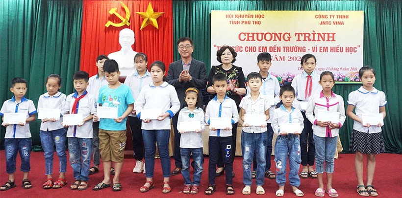 Chủ tịch Hội Khuyến học tỉnh Nguyễn Thị Kim Hải và Chủ tịch Công ty TNHH JNTC Vina Kim Myung Hwan trao học bổng 1+n cho học sinh huyện Thanh Thủy