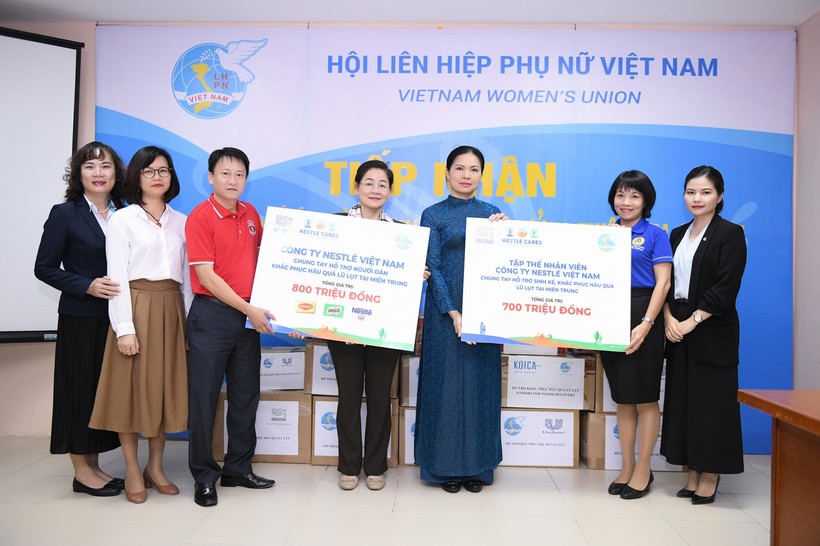 Hội LHPN Việt Nam tiếp nhận hỗ trợ từ đại diện công ty Nestlé Việt Nam.