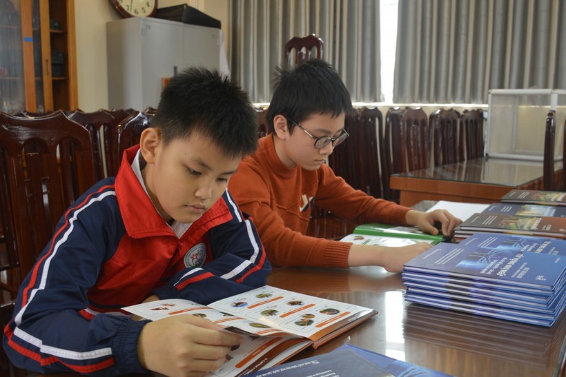 Các em học sinh trường THCS Nghĩa Tân tìm hiểu sách Nhị Ngữ- Bilet.