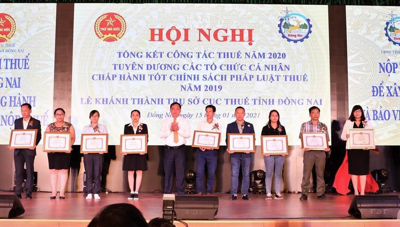 UBND tỉnh Đồng Nai tặng Bằng khen cho Công ty Nestlé Việt Nam.