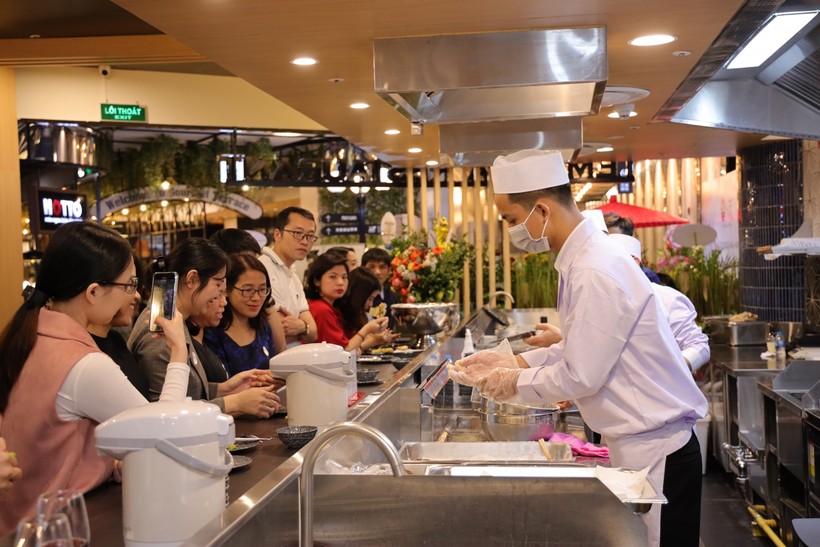 Góc chế biến tempura tại nhà hàng chuyên biệt thuộc Trung tâm thương mại Lotte Việt Nam (Hà Nội).