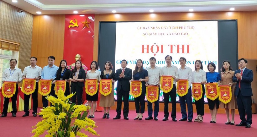 Giám đốc Sở Giáo dục và Đào tạo Phú Thọ Nguyễn Văn Mạnh và lãnh đạo Công đoàn ngành trao cờ lưu niệm cho các đơn vị tham gia hội thi.