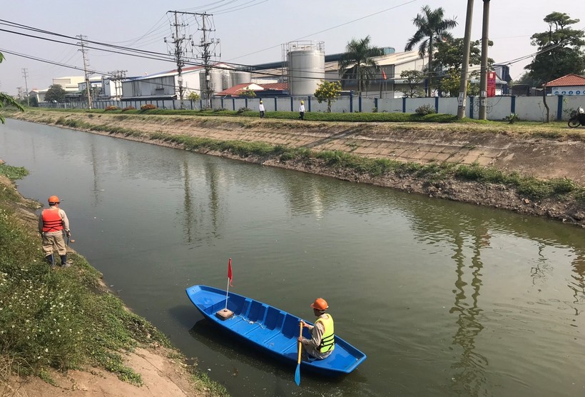 Nestlé Việt Nam làm sạch kênh tại Hưng Yên.