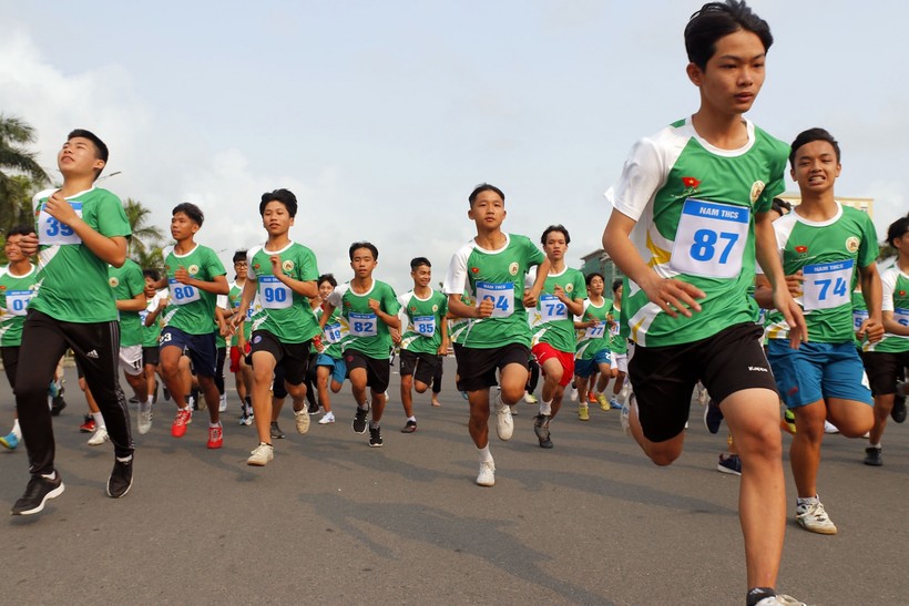Các em học sinh tích cực tham gia Ngày chạy Olympic vì sức khỏe toàn dân năm 2021