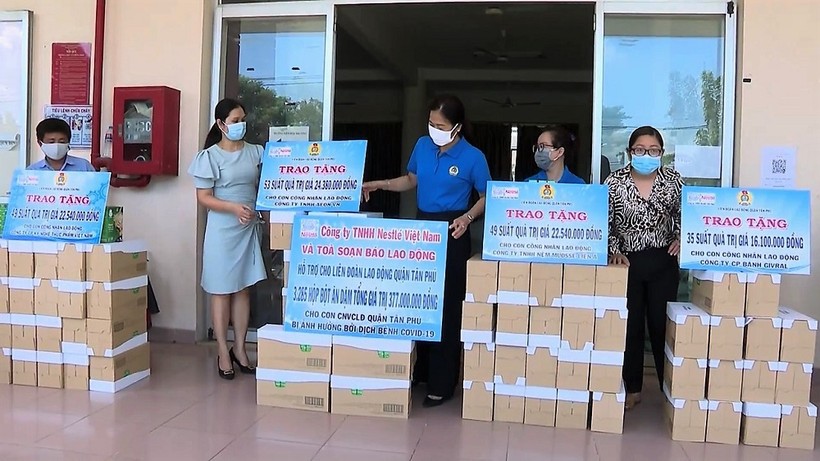 Nestlé Việt Nam phối hợp với Liên đoàn lao động TPHCM trao quà cho công nhân bị khó khăn do dịch COVID-19