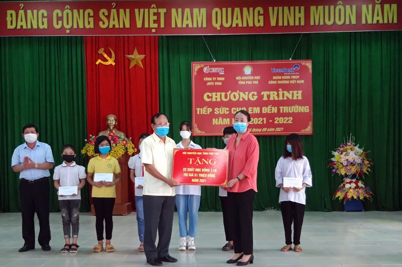 Đại diện Hội khuyến học tỉnh Phú Thọ, Quý khuyến tài Đất Tổ và nhà tài trợ trao học bổng cho các em học sinh.