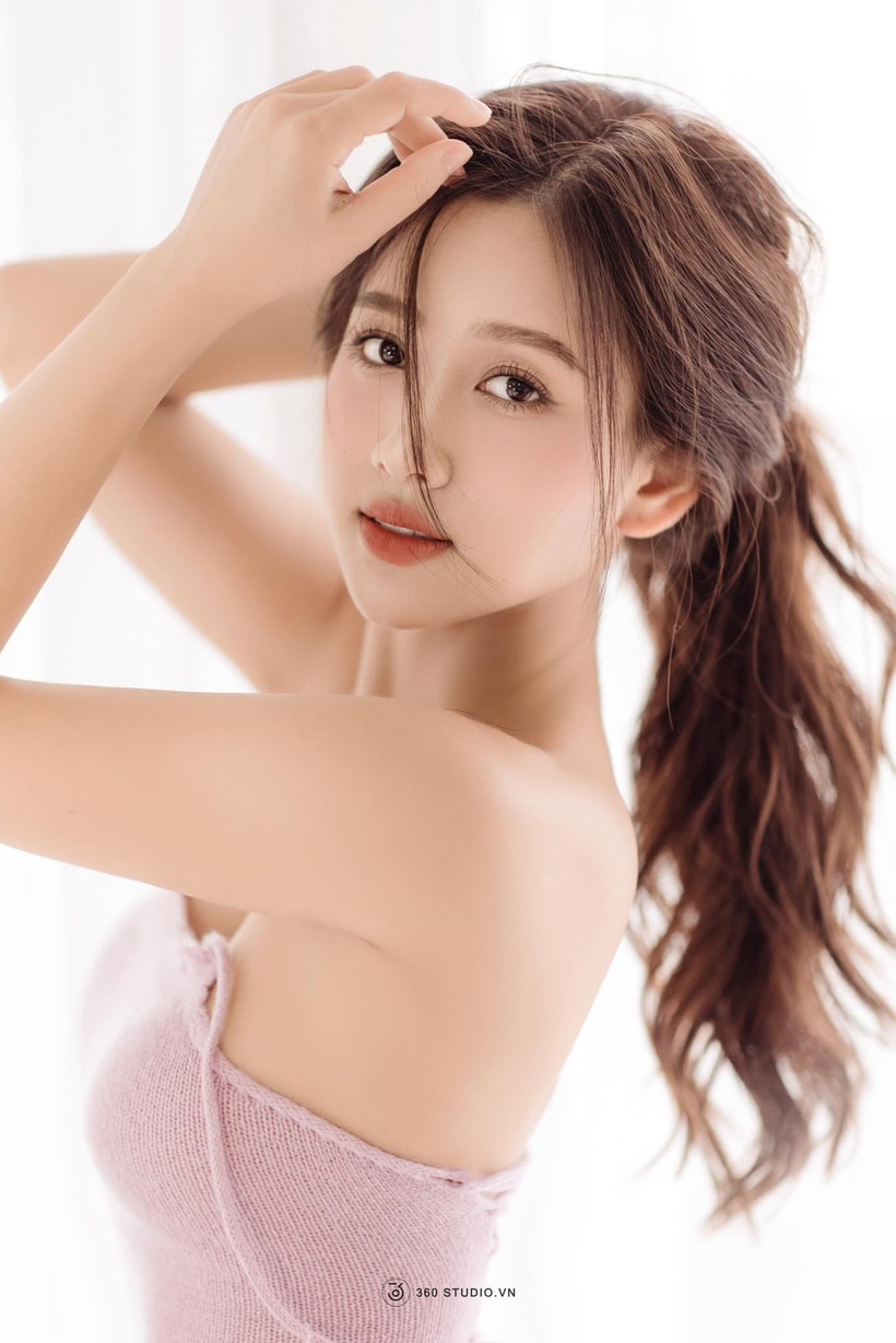 Bạn gái Minh Vương xinh như hoa hậu, thân hình cực kỳ nóng bỏng