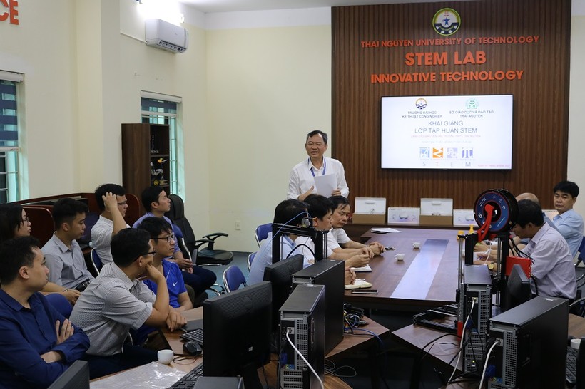 PGS.TS Nguyễn Duy Cương, Hiệu trưởng Trường ĐH Kỹ thuật Công nghiệp (ĐH Thái Nguyên) trao đổi tại chương trình tập huấn