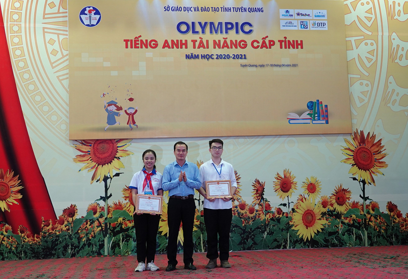 Đồng chí Nguyễn Minh Anh Tuấn, Phó Giám đốc Sở GD&ĐT Tuyên Quang trao giải cho các em học sinh đạt giải Nhất