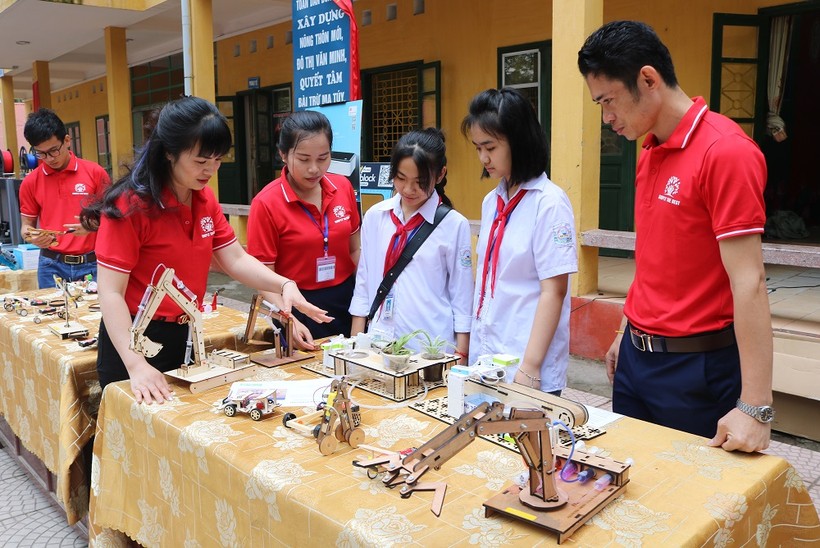 Các em học sinh được trải nghiệm nhiều sản phẩm STEM thú vị 