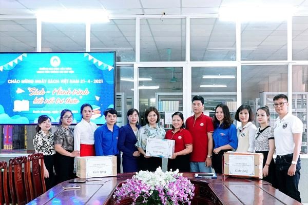 Nhà giáo Trần Thị Nguyên - Phó Hiệu trưởng Trường Phổ thông Tuyên Quang trao tặng sách cho TS Lê Kim Anh - Giám đốc Trung tâm Thông tin Thư viện Trường Đại học Tân Trào.