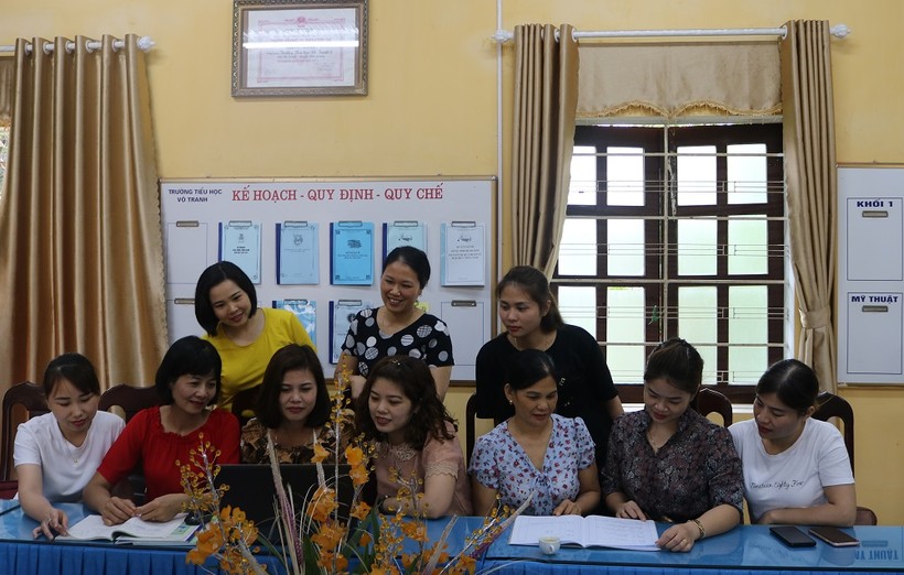 Các giáo viên trường Tiểu học Vô Tranh (huyện Phú Lương) sinh hoạt trao đổi chuyên môn