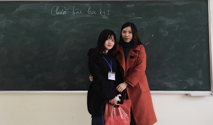 Cô giáo Bùi Thị Hồng Hạnh tặng quà cho học sinh
