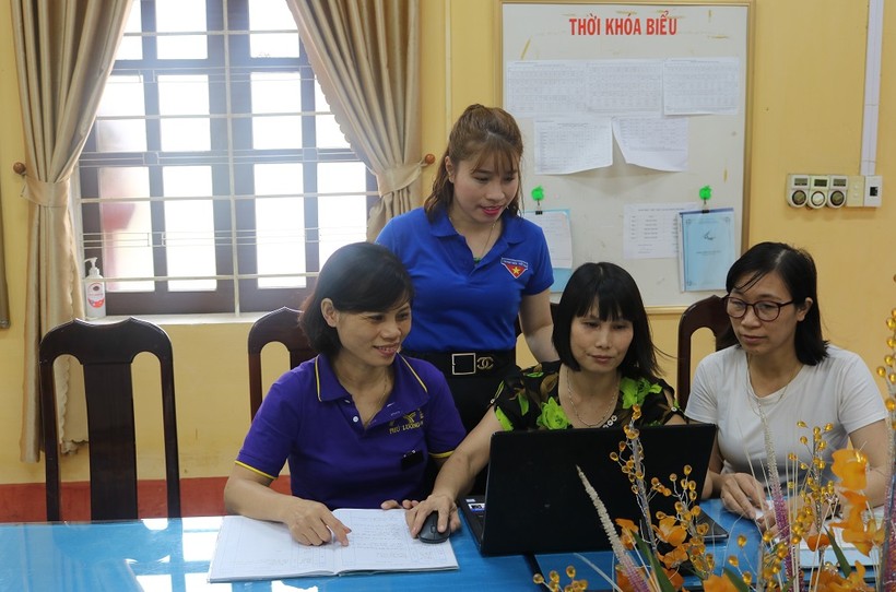 Giáo viên trường THCS Vô Tranh (huyện Phú Lương) trao đổi về chương trình GDPT mới